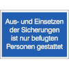 Hinweistextschilder Aus- und Einsetzen der Sicherungen ist nur