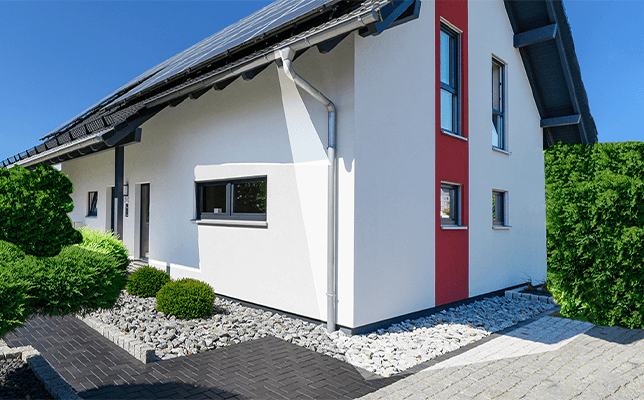Saubere Hauswand nach dem Einsatz von Grünbelagentferner