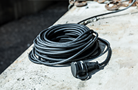 Ein langes, zusammengerolltes Kabel
