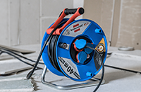 Eine blaue Kabeltrommel mit rotem Griff