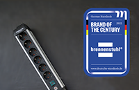Eine Steckdosenleiste, daneben ein Zertifikat auf dem steht: German Standards - Brand of the century 2022 - brennenstuhl