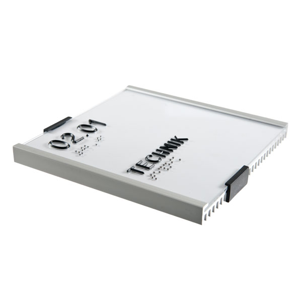 Taktiles Schild mit der Aufschrift 02.01 Technik darunter der Text in Brailleschrift