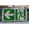 Fluchtwegschild Bauzaunbanner, Notausgang links mit Zusatzzeichen