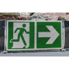 Fluchtwegschild Bauzaunbanner, Notausgang rechts mit Zusatzzeichen