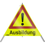 SafetyMarking Warnpyramide mit Symbol Ausrufezeichen Faltsignal mit Text: Ausbildung