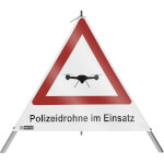 SafetyMarking Warnpyramide mit Symbol Drohne Faltsignal mit Text: Polizeidrohne im Einsatz