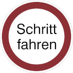 Hinweisschild Schritt fahren