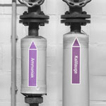 Pfeilschild - Rohrleitungskennzeichnung Gruppe 7 Laugen (violett) in verschiedenen Versionen