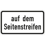 Verkehrsschild Zusatzzeichen auf dem Seitenstreifen