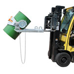 Stapler-Anbaugeräte  Fasskipper FLEX-K, Kippvorgang mit Kette