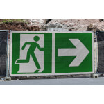 Fluchtwegschild Bauzaunbanner,  Notausgang rechts mit Zusatzzeichen