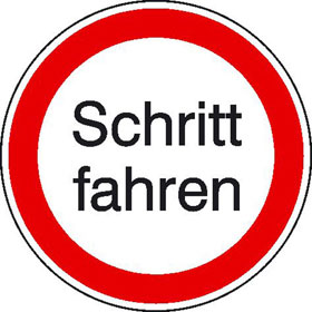 Hinweisschild Schritt fahren