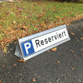 Parkplatzschild Symbol: P,  mit max. 20 Zeichen Text nach Wahl