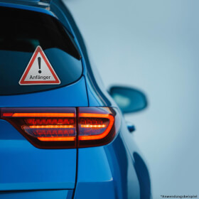 Hinweisschild für Kraftfahrzeuge Anfänger