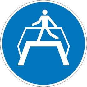 Gebotsschild, bergang benutzen, 