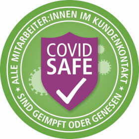 Hinweisschild Mitarbeiter im Kundenkontakt sind geimpft oder genesen