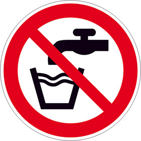 Verbotsschild auf Bogen Kein Trinkwasser