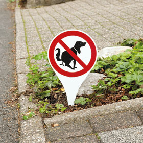 Erdspieß mit Verbotsschild Hier kein Hundeklo