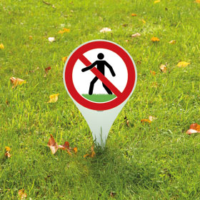 Erdspieß mit Verbotsschild Rasen betreten verboten