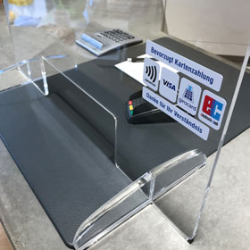 Mobile Acrylglasscheibe zum Schutz vor Infektionen im Verkaufsbereich  mit 12,0 x 30,0 cm Durchreiche, 2 Aufstellfüße