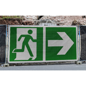 Fluchtwegschild Bauzaunbanner, Notausgang rechts mit Zusatzzeichen