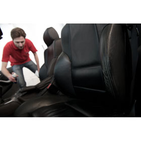 sonax xtreme Lederpflegeschaum NanoPro zur Reinigung und Pflege von Autoleder, Motorradkombis, Taschen und Möbeln,