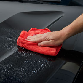 sonax xtreme BrilliantShine Detailer verleiht dem Lack eine sanfte Oberfläche und einen brillanten Tiefenglanz