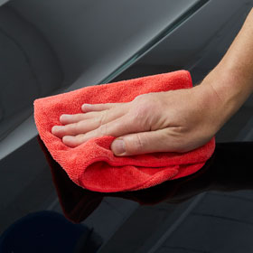 sonax xtreme BrilliantShine Detailer verleiht dem Lack eine sanfte Oberfläche und einen brillanten Tiefenglanz