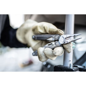 Leatherman Charge + TTI 19 Werkzeuge mit Holster , 25 Jahre Garantie